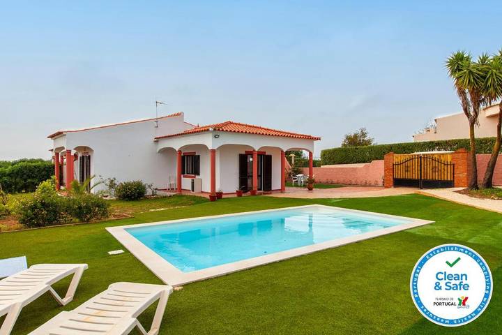 Casa de férias para 2 pessoas, com jardim e piscina em Luz