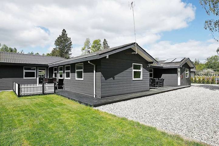 Ferieudlejning for 10 personer, med sauna og have samt terrasse i Helberskov