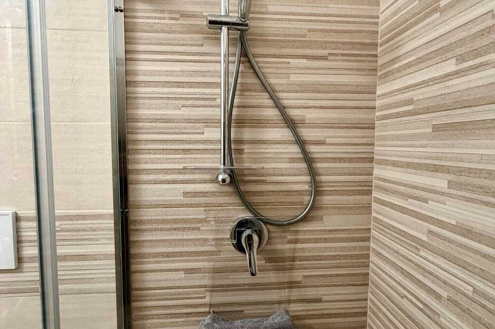 Apartamento entero, Brolo (Me), beachfront apartment with private parking. in Brolo, Provincia de Messina