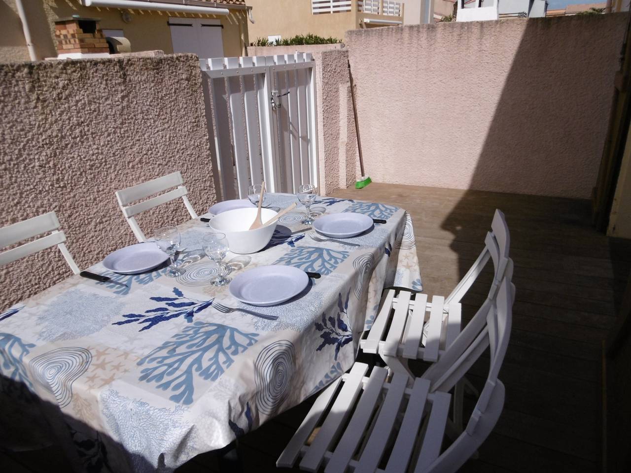 Stunning Villa with Mezzanine, A/C, Terrace, Parking - 150m from Beach! Sleeps 5 in Saint Pierre la Mer, Fleury