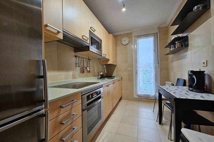 Apartamento entero, Moderno apartamento con piscina, a pocos pasos de tiendas y restaurantes in Santander, Costa de Cantabria