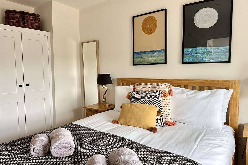 Wild Strawberry Cottage is a charming hideaway within a peaceful courtyard in Burnham Market, Norfolk Coast