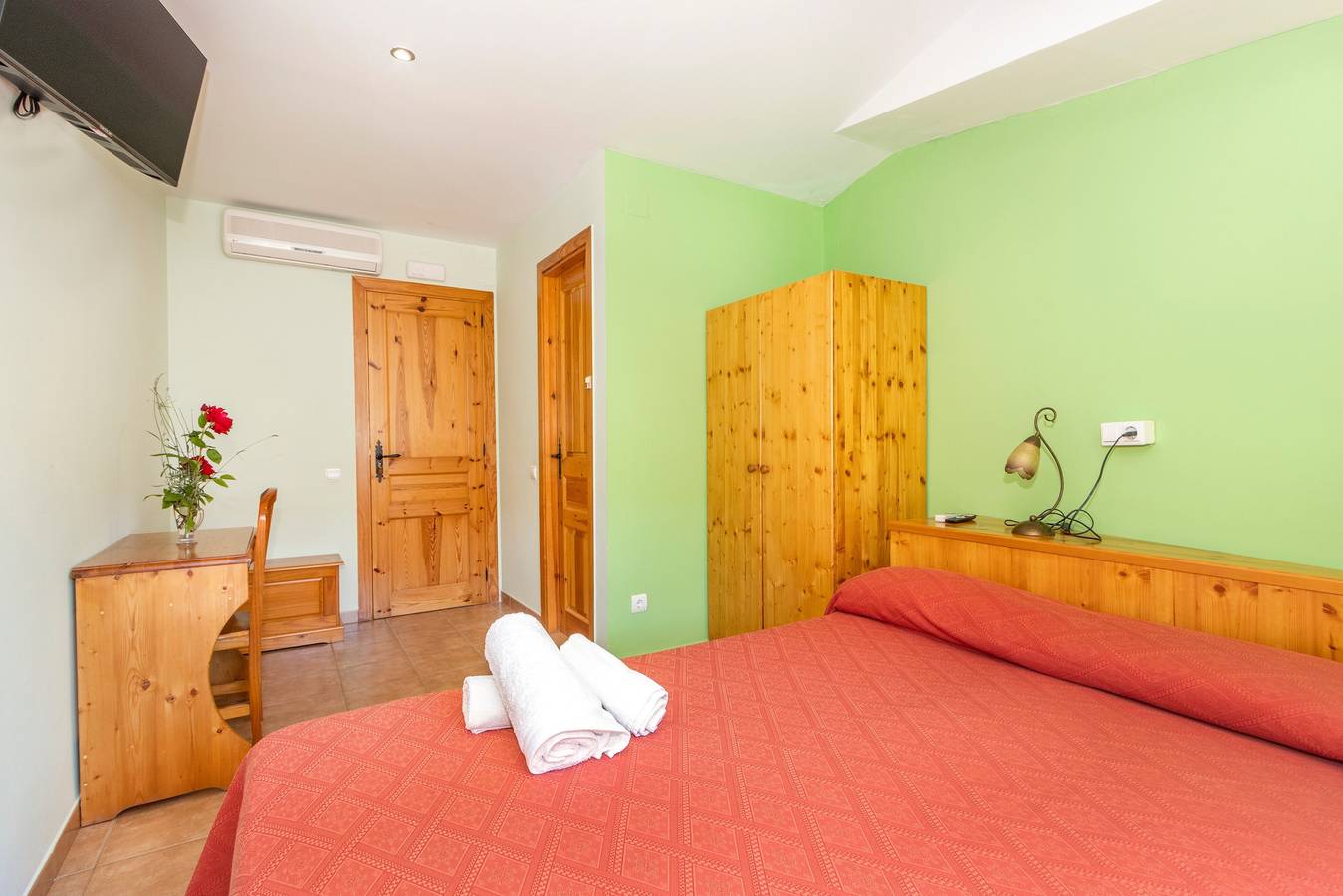 Kamer 'Habitación Doble' met Uitzicht op de Bergen, Wi-Fi en Airconditioning, foto 6