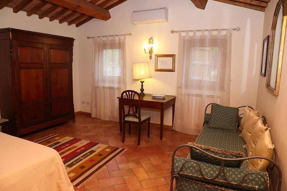 Entire apartment, Two-room apartment in old villa with pool located between Lucca and Florence in Serravalle Pistoiese, Pistoia Province