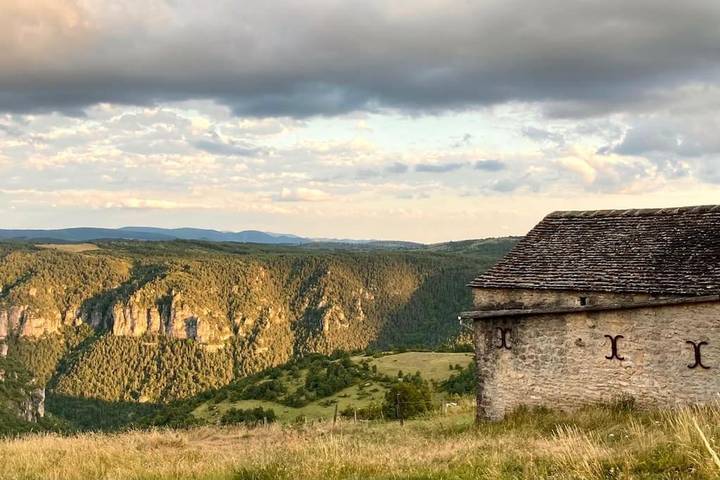 Location de vacances pour 7 personnes, avec Balcon et Terrasse ainsi que Jardin et Vue à Hures-la-Parade