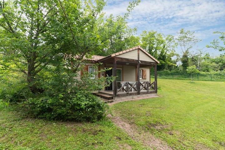 Camping pour 4 personnes, avec piscine ainsi que jardin et vue