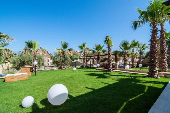 Casa vacanza per 10 persone, con Balcone e Terrazza nonché Giardino e Piscina per bambini a Mazzaforno