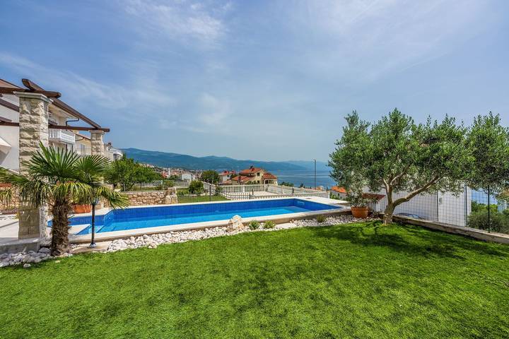 Ganze Wohnung, Modernes Apartment nur 300 Meter zum Strand mit Meerblick, Pool, Grill - hundefreundlich in Plaža Bribirska obala, Novi Vinodolski