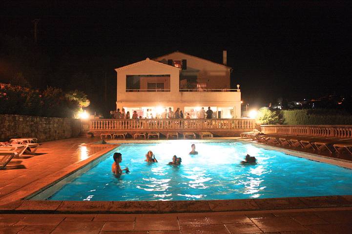 Gîte pour 8 personnes, avec piscine ainsi que jardin et terrasse en Ardèche - 3