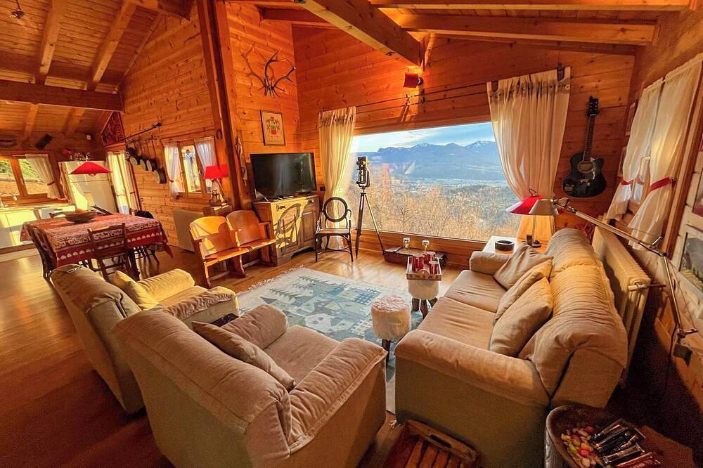 5-Zimmer-Villa mit Pool und Traumseesicht in ruhiger und ganztags sonniger Südlage in Agra, Lago Maggiore (Lombardei)