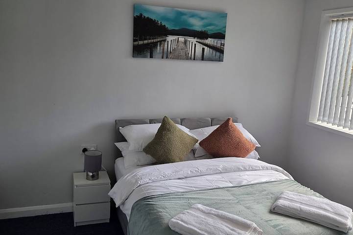 Langcliffe near warwick hospital, free parking, fast wifi, sleeps 5 in Warwick, Warwickshire
