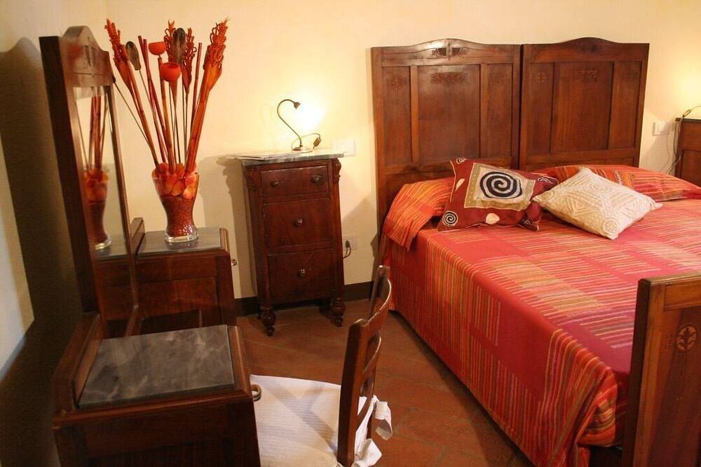 Apartment in farmhouse with swimming pool, a stone's throw from the village. in Monteroni d'Arbia, Siena Provinz