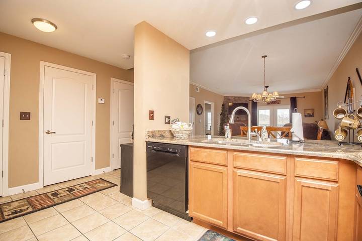 Cabin rentals and lodges for 6 people, with hot tub and pool as well as balcony in Pigeon Forge