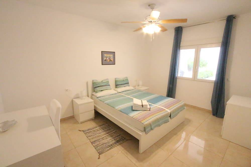 Villa with a large private swimming pool and panoramic coast views! in Mutxamel, Alicante Province