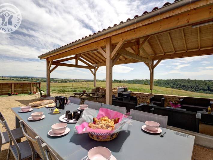 Gîte pour 12 personnes, avec Terrasse ainsi que Jardin et Sauna dans la Loire - 2