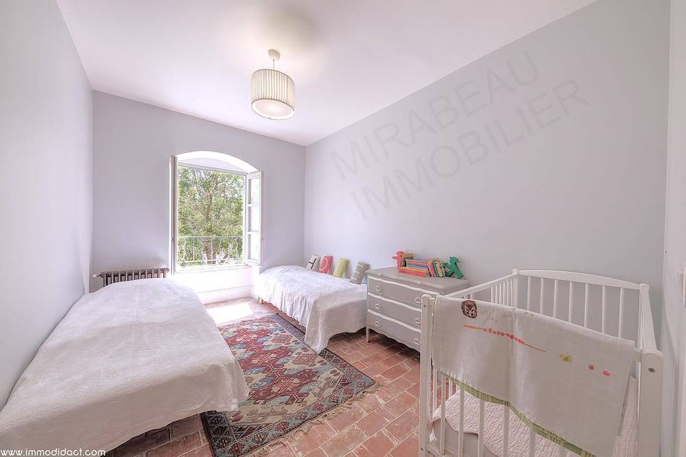 Casa de campo provenzal del siglo Xviii en el Parque Natural de Luberon in La Tour-d'Aigues, Parque natural regional del Luberon