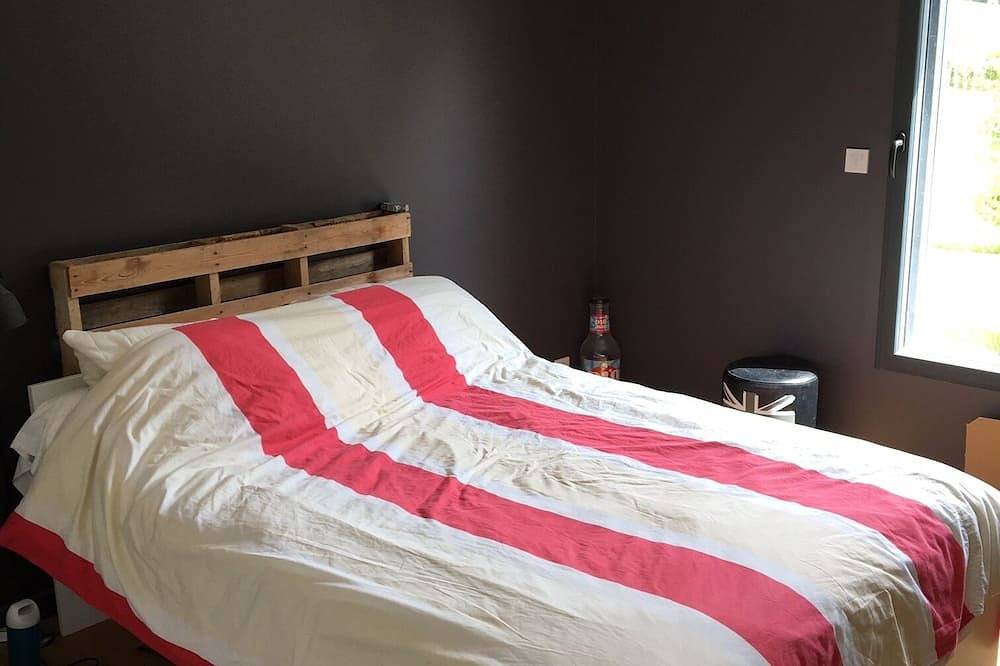 Contemporary villa with swimming pool set in 4000m2 of landscaped grounds in Saint-Cannat, Aix-en-Provence region