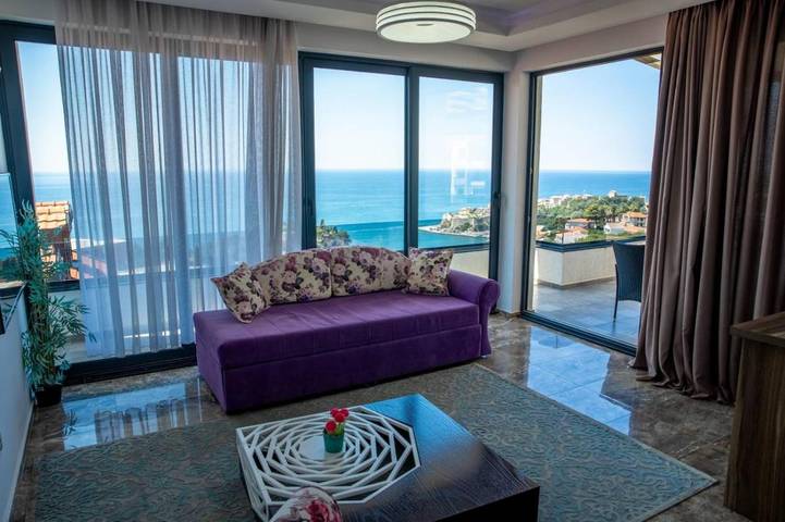 Appartement de vacances pour 3 personnes, avec terrasse ainsi que piscine et vue, animaux acceptés