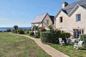 Gîte pour 6 personnes, avec piscine ainsi que jardin et terrasse, animaux acceptés dans Plage de Grève Blanche (Guilvinec)