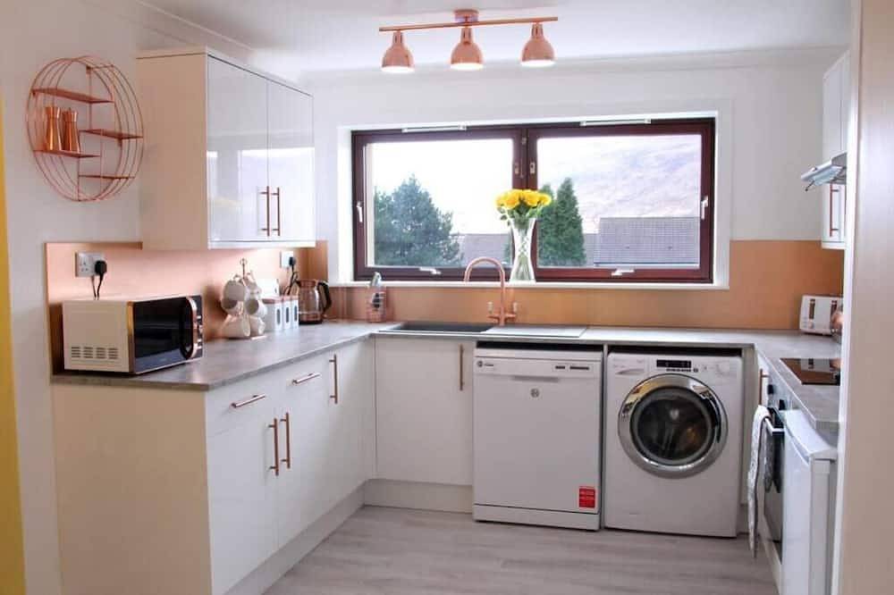 Entire apartment, Premium Ground Floor Apartment, Near Fort William Town Centre in Fort William, Loch Linnhe