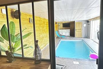 Gîte pour 16 personnes, avec terrasse et piscine à Isturits