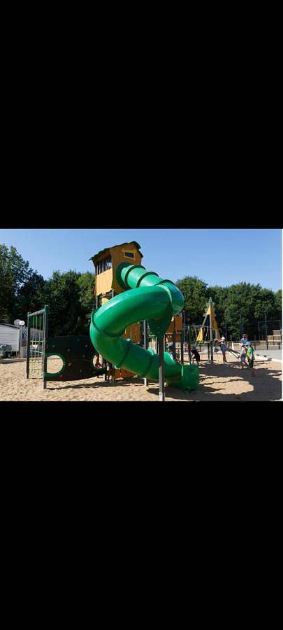 Camping pour 6 personnes, avec terrasse et piscine ainsi que bassin pour enfant et jacuzzi