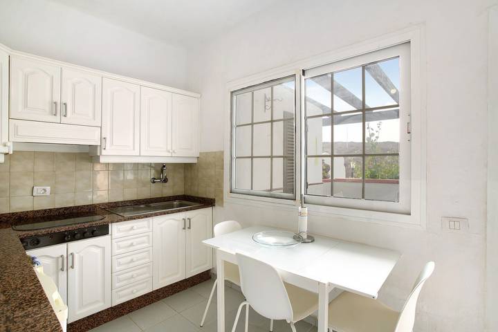 Apartamento entero, Apartamento de vacaciones 'Faro De Sardina' con piscina compartida, terraza privada y Wi-Fi in Gáldar, Gran Canaria Norte