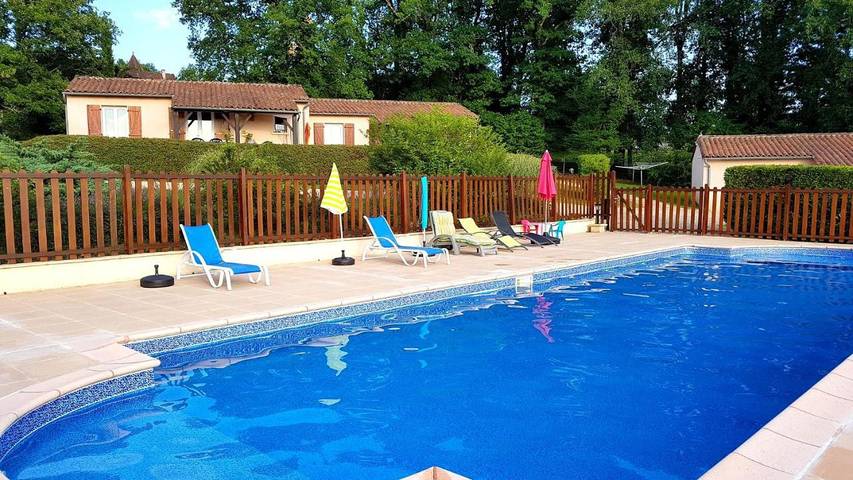 Location de vacances pour 4 personnes, avec piscine ainsi que vue et jardin, animaux acceptés à Savignac-les-Églises