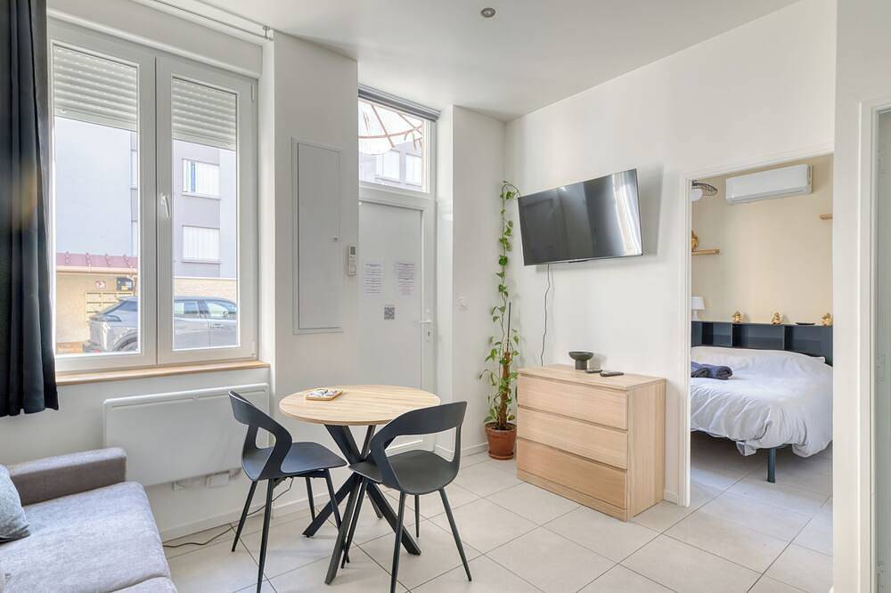 Appartement entier, Charmant T2 proche Lyon et métro climatisé in Villeurbanne, Lyon et ses environs