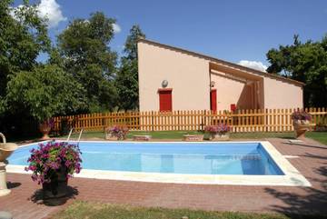 Villa With Pool for 4 People in Arezzo Province, Tuscany, Photo 3