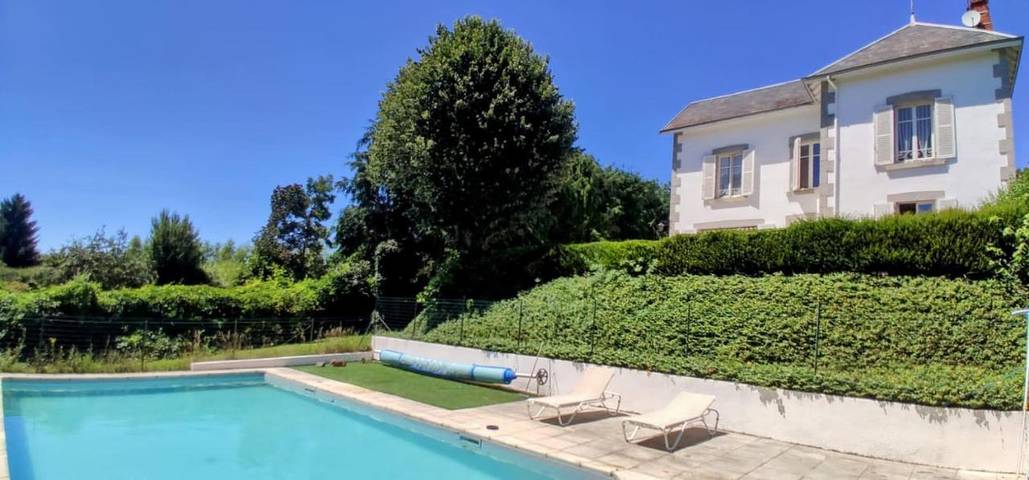 Gîte pour 11 personnes, avec terrasse ainsi que jardin et piscine à Auzances