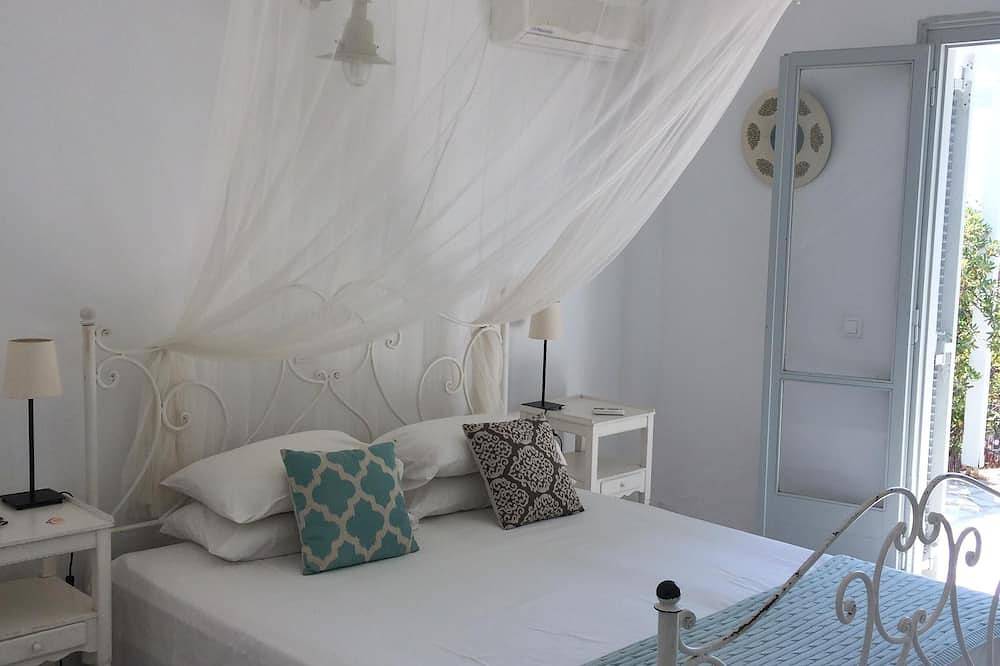 Skiathos Villa with Private Pool overlooking Beach in Sporades