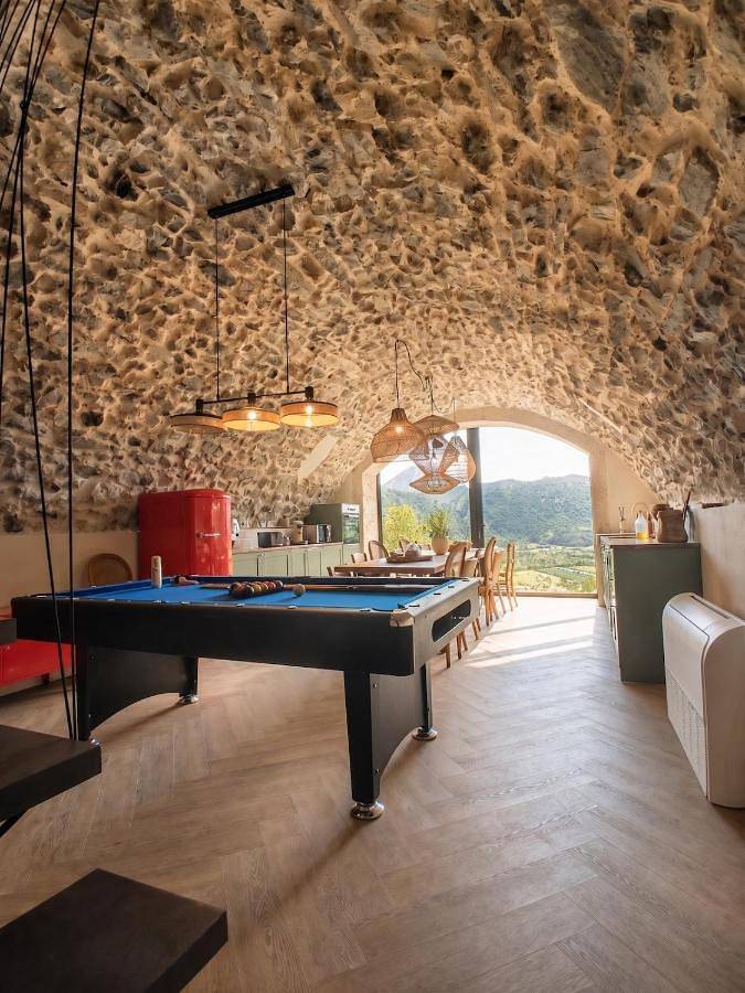 Location de vacances pour 14 personnes, avec Terrasse et Jardin ainsi que Piscine et Vue à Espinasses