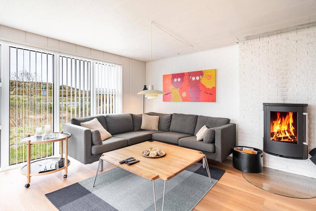 Geschmackvoll eingerichtetes Haus mit Carport in Henne, Filsø See