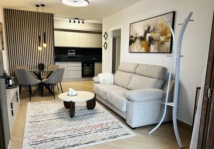 Apartamento de vacaciones para 4 personas, con balcón y vistas además de piscina y jardín - 1