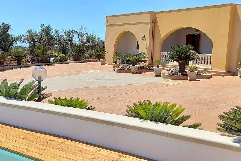 Entire apartment, Apartment 'Appartamento Lucia' with Sea View, Wi-Fi and Air Conditioning in Marina di Pescoluse, Pescoluse