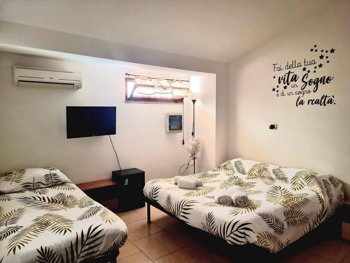 Gîte pour 3 personnes, avec Balcon ainsi que Jacuzzi et Vue dans Gallico Marina