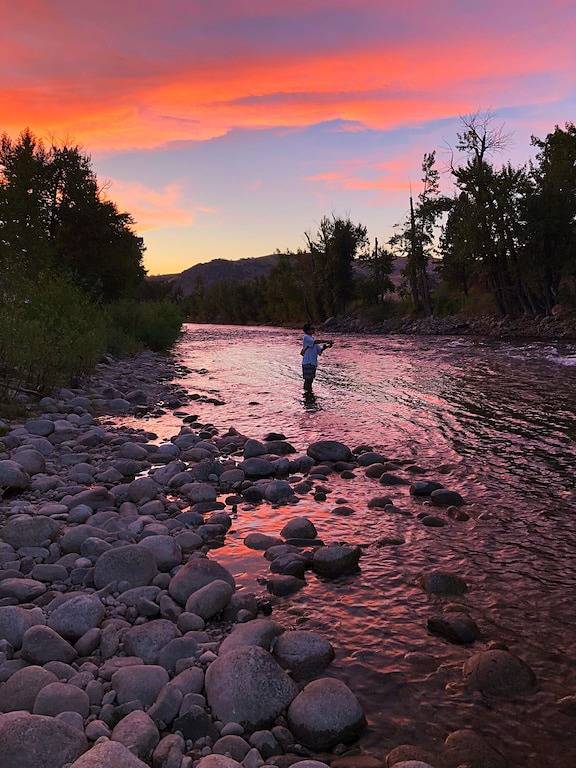 Hannon Haus Cutthroat Hütte, auf dem Fluss unter dem Himmel in Ravalli County