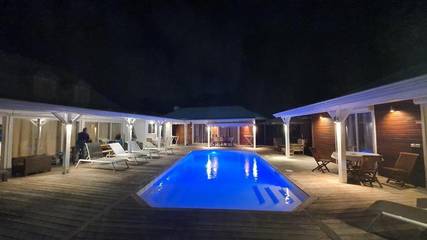 Gîte pour 2 personnes, avec vue ainsi que piscine et jardin à Le Gosier