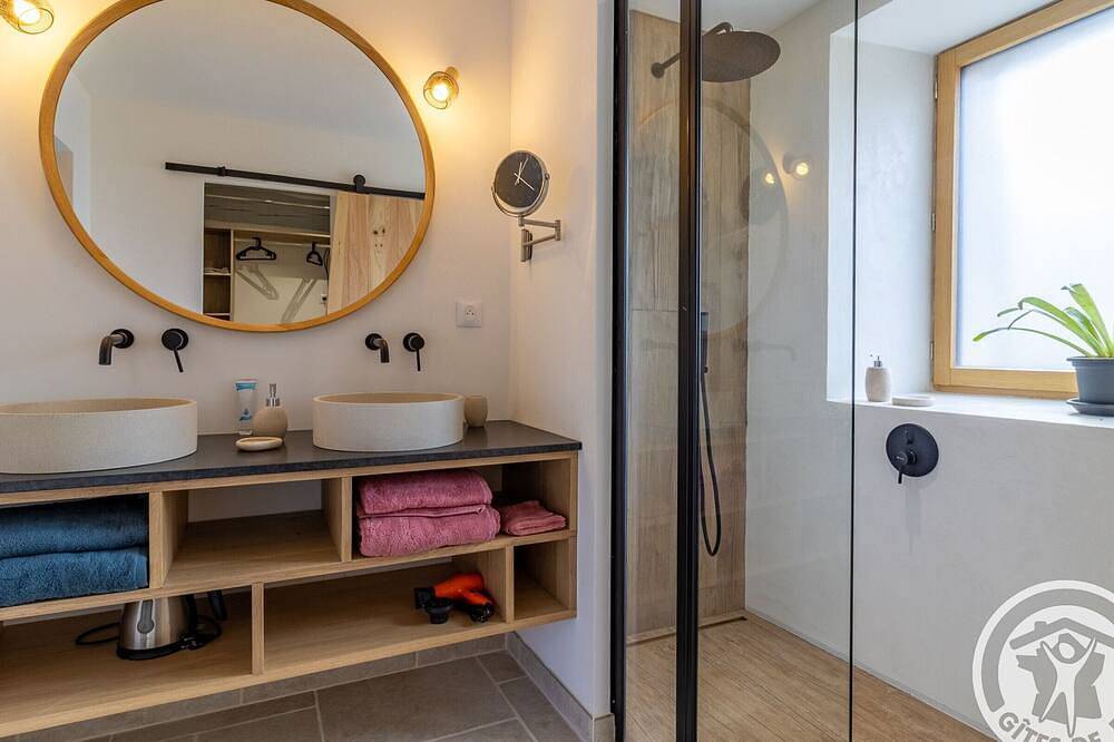 Encanto rústico con terraza privada, piscina y desayuno gourmet en un entorno natural cerca de Angers in Rives-du-Loir-en-Anjou, Valle del Loira