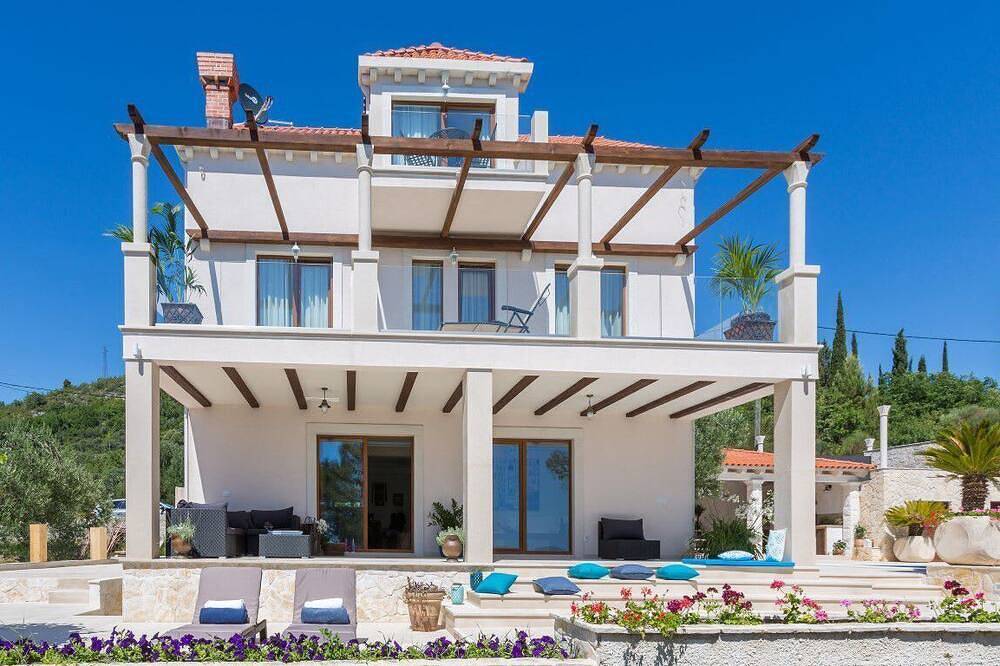 Massive Holiday Villa Overlooking the Adriatic Sea in Orasac, Grad Dubrovnik