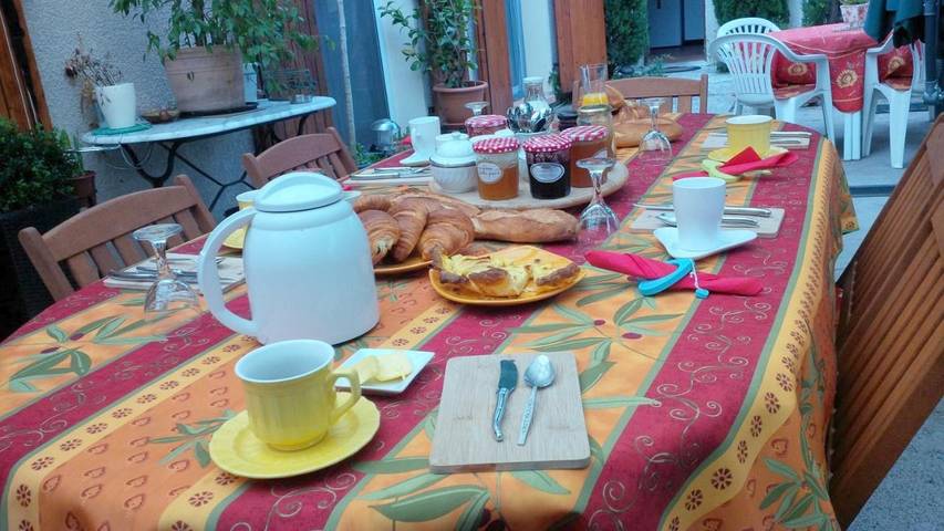 Maison d’hôte pour 2 personnes, avec Terrasse et Jardin ainsi que Piscine et Vue à Volonne