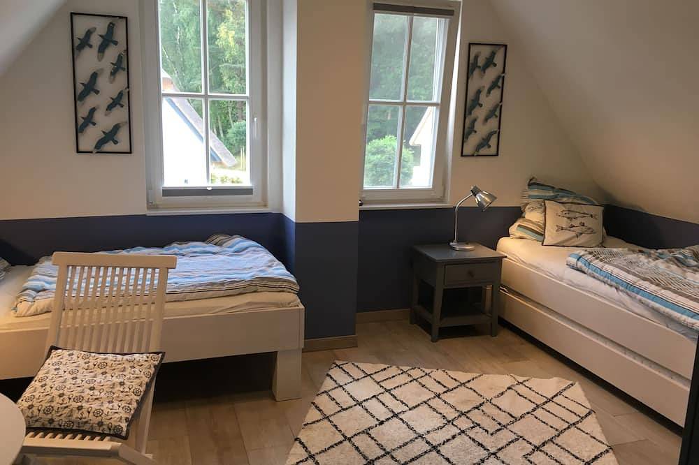 Ferien genießen unterm Reetdach - strandnah, Sauna, Kaminofen, Wlan, Hund willk. in Ostseebad Glowe, Glowe