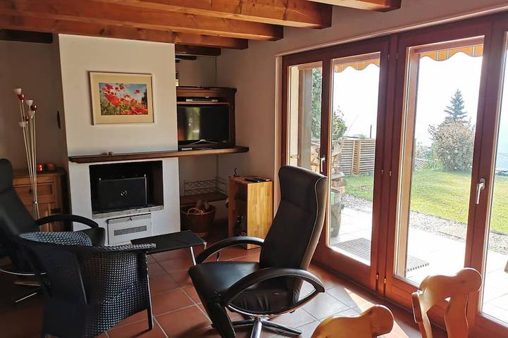 Appartamento intero, Cozy vacation home with a lake view, in a quiet location in Monte Brè sopra Locarno, Locarno