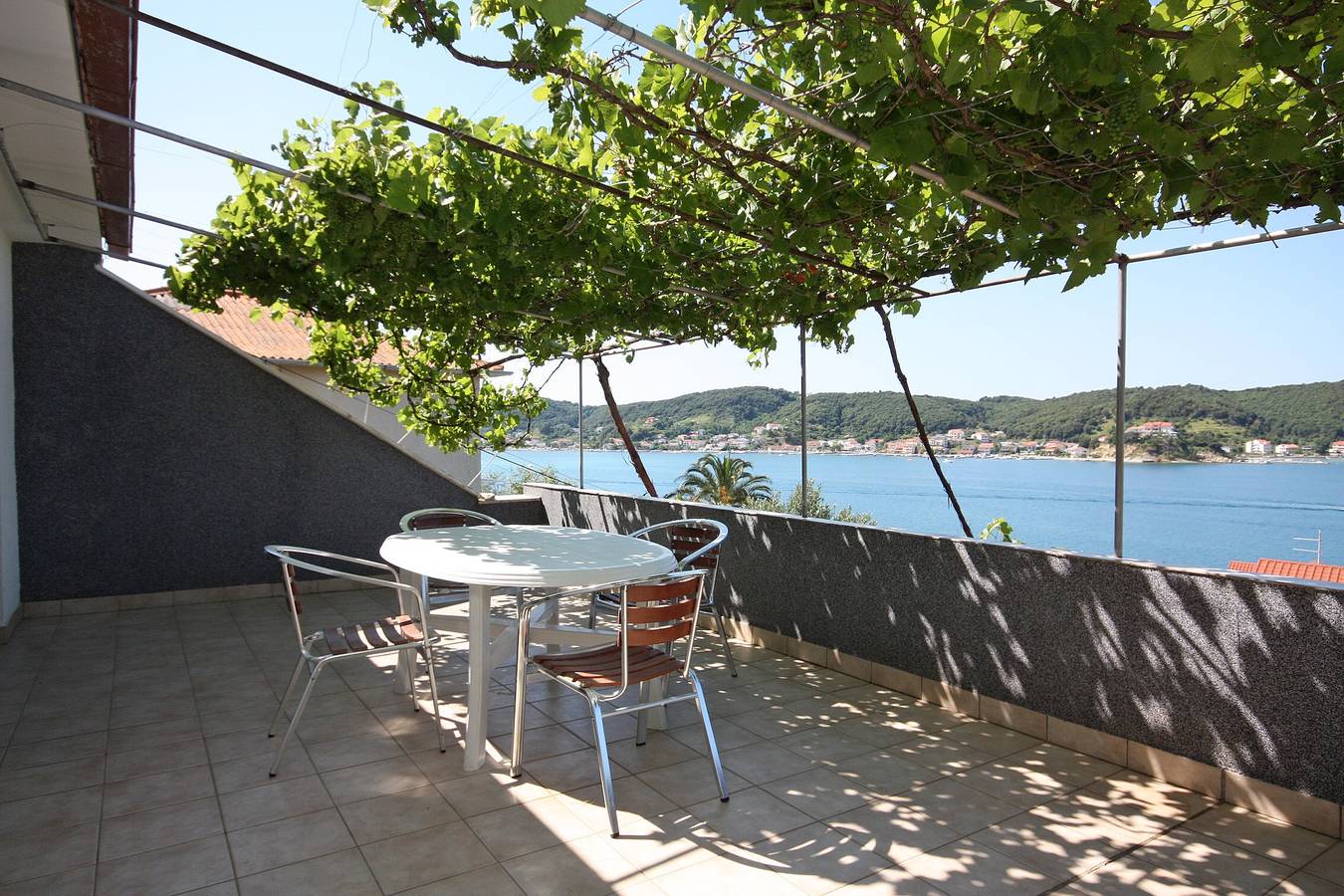 Ganze Wohnung, 1-Zimmer-Ferienwohnung mit Terrasse und Meerblick Supetarska Draga - Gornja, Rab A-5053-b in Lopar, Rab