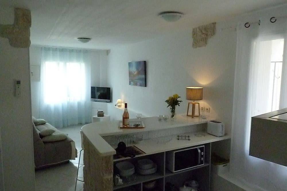 Entire apartment, Air-conditioned Studio on the Ground Floor, in Historic Mèze, Bassin de Thau in Mèze, Côte d'Améthyste