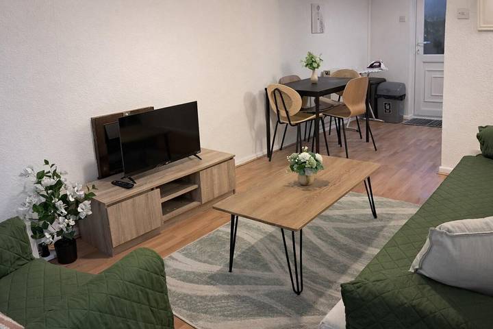 2 Bed Home - Parking for 2, Wifi & Garden in Nottingham, East Midlands