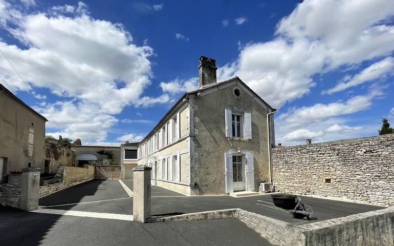 Gîte pour 2 personnes, avec Terrasse ainsi que Jacuzzi et Jardin à Saint-Amant-de-Nouère