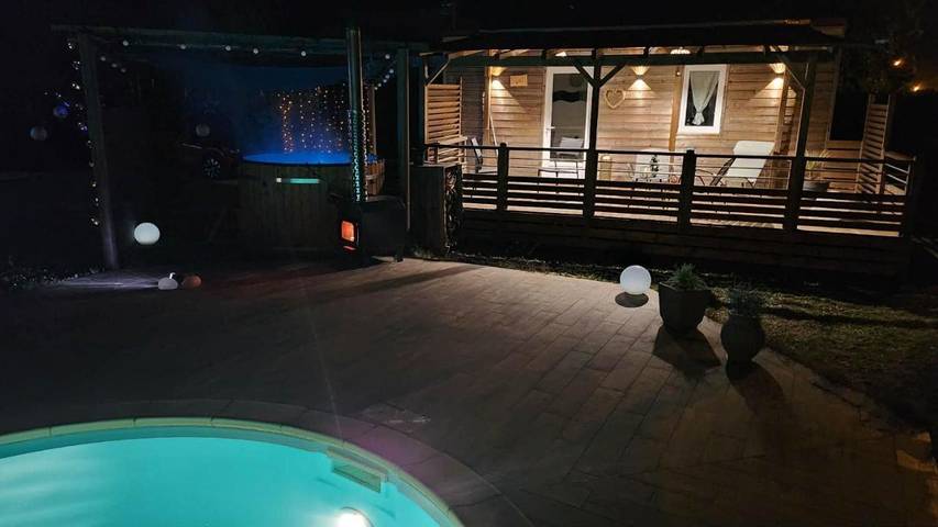 Chambre d’hôte pour 2 personnes, avec Balcon et Jacuzzi ainsi que Terrasse et Jardin à Vallon-Pont-d'Arc