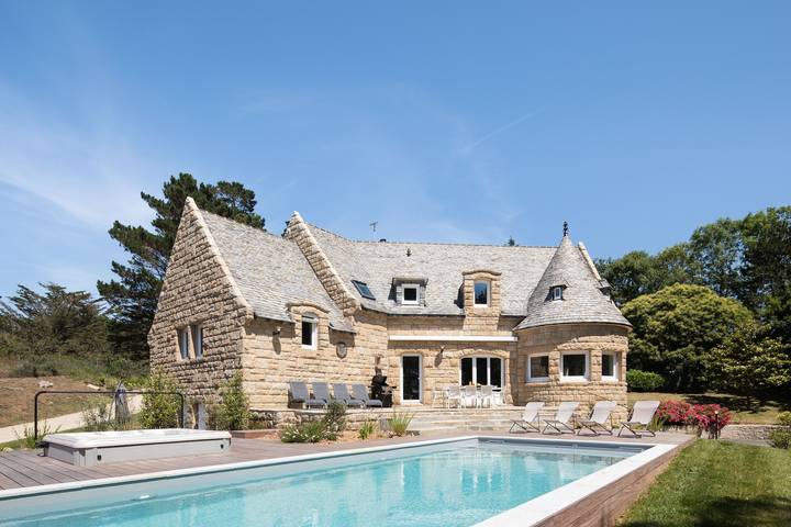Vakantiehuis voor 10 personen, with Whirlpool and Terras as well as Tuin and Zwembad in Erquy